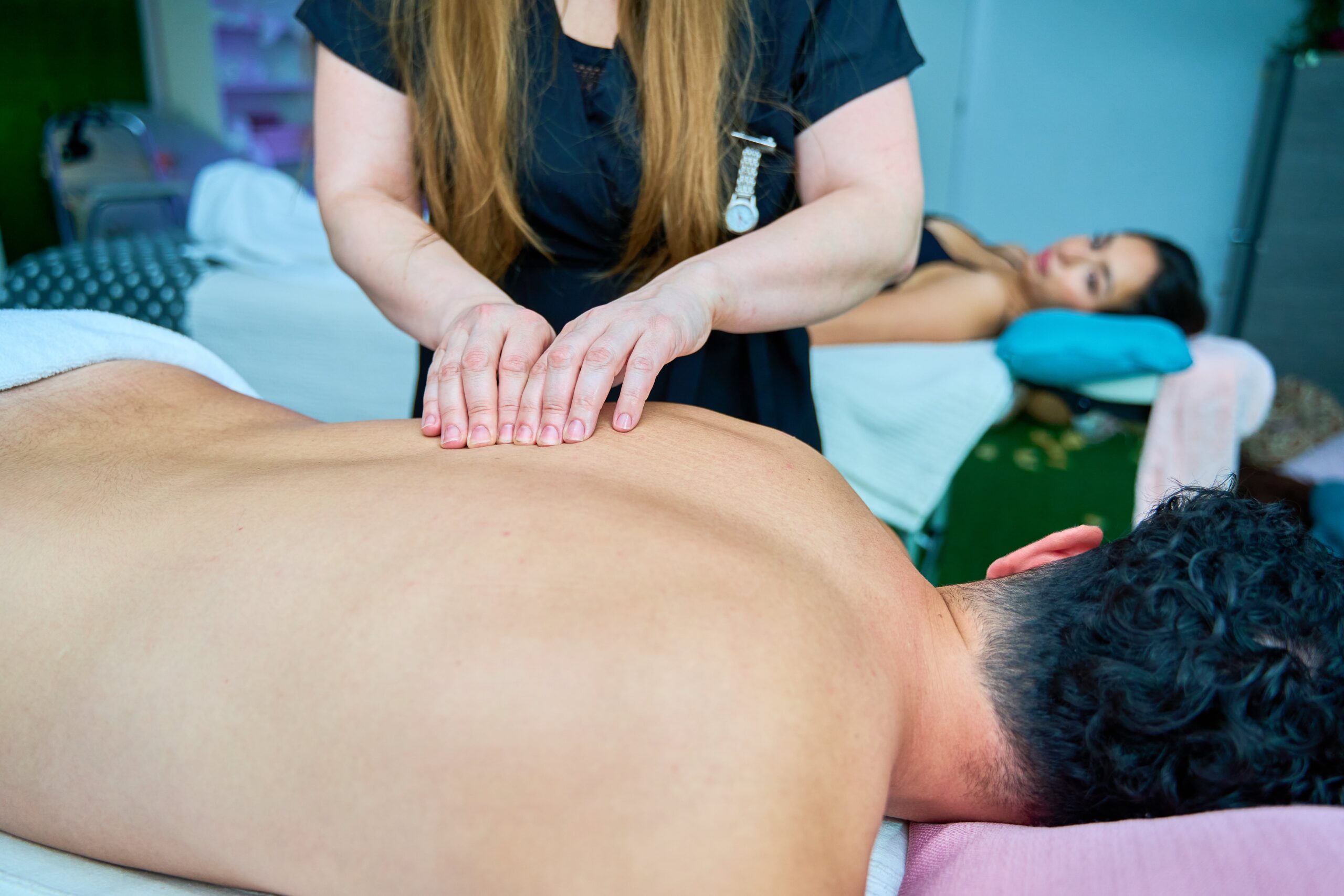couple-having-a-relaxing-massage-at-a-spa